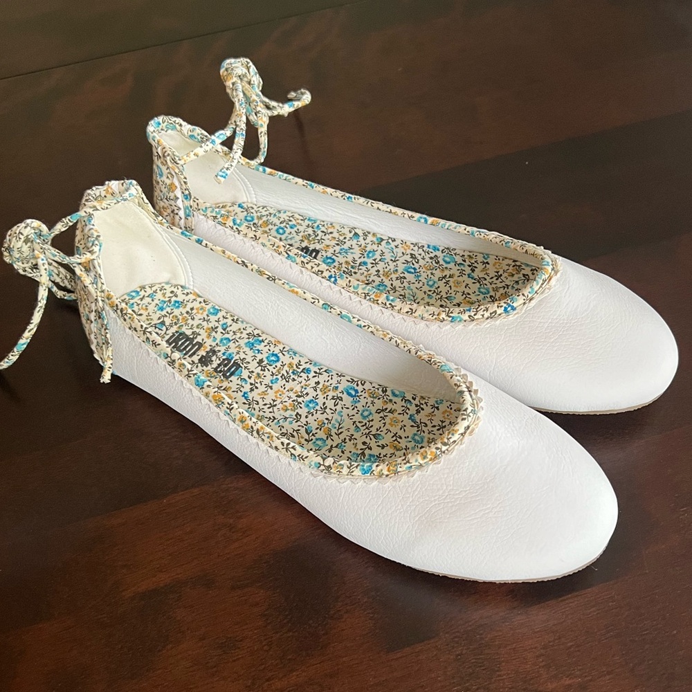 NWOT White Women's Ballet Flats Floral Trim Insole And Ankle Wrap String Size 11